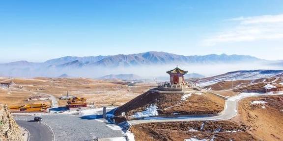 原创 青海湖旅行必经的美景之一,在这里可同时看见太阳和月亮,好神奇9