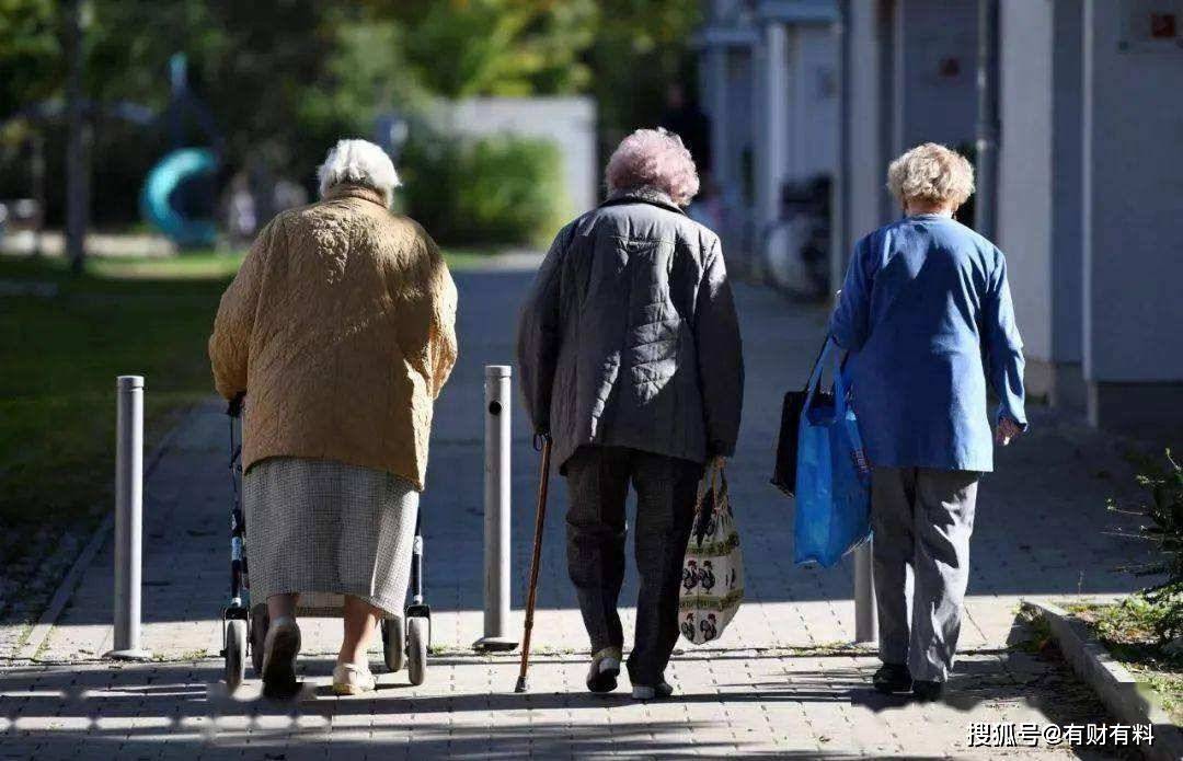 原创 取消“老人免费乘公交车”？多地采取“新政策”，对此你赞同吗？3