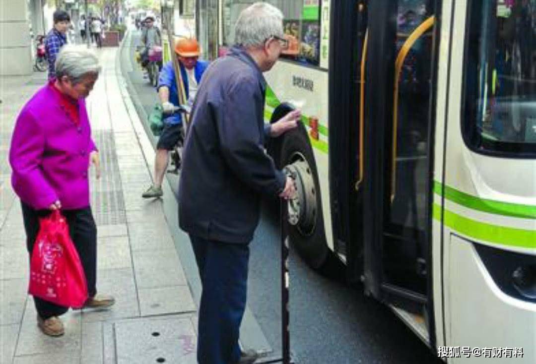 原创 取消“老人免费乘公交车”？多地采取“新政策”，对此你赞同吗？4