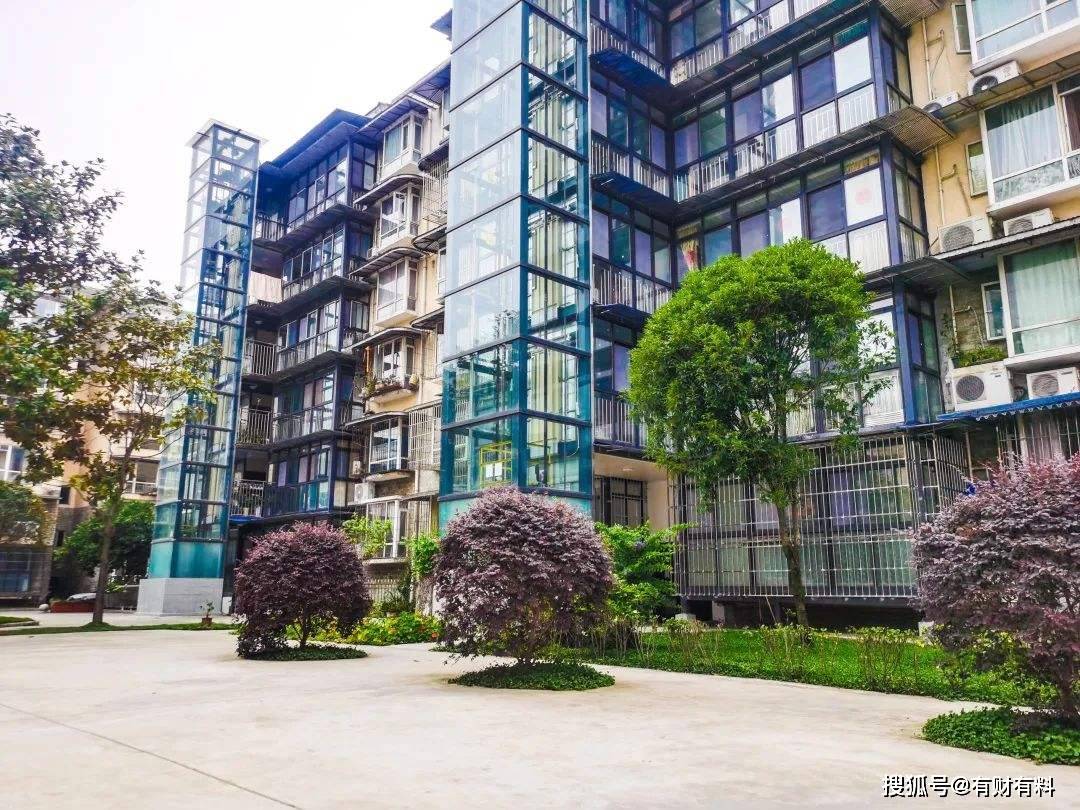 原创 第一批“老破小”已满70年,房子要怎么处理?“翻新修缮”能行吗?3