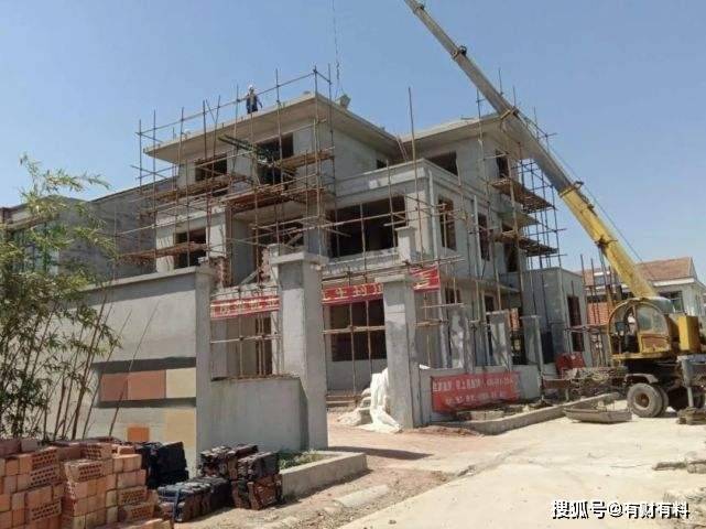 原创 第一批“老破小”已满70年,房子要怎么处理?“翻新修缮”能行吗?5