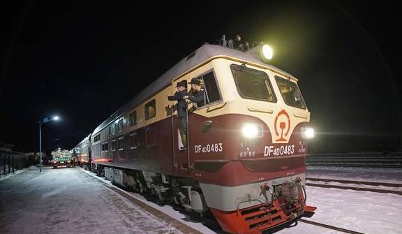 原创 不下雪的降温都是耍流氓!搭国产“雪国列车”,穿着短袖去北极6