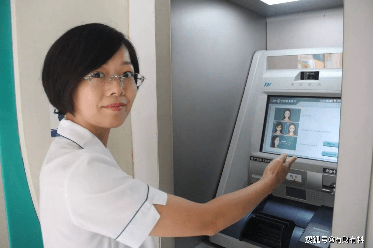 原创 在银行,存款达多少?才相对于每月多一份3000元的“工资”?3