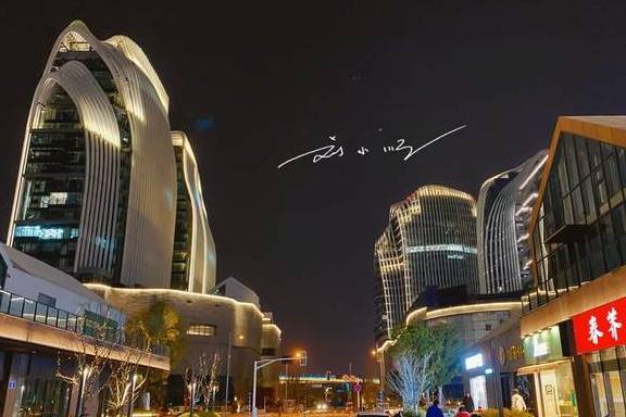 原创 南京南站旁边的“网红”建筑物,原名好难听,游客:幸亏改名了2