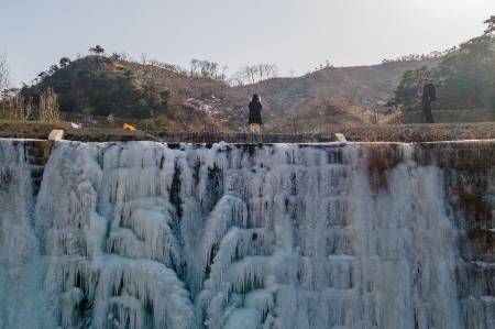 原创 自驾游山东海拔最高村泰安蒿滩村,欣赏天然形成的冰瀑奇观6
