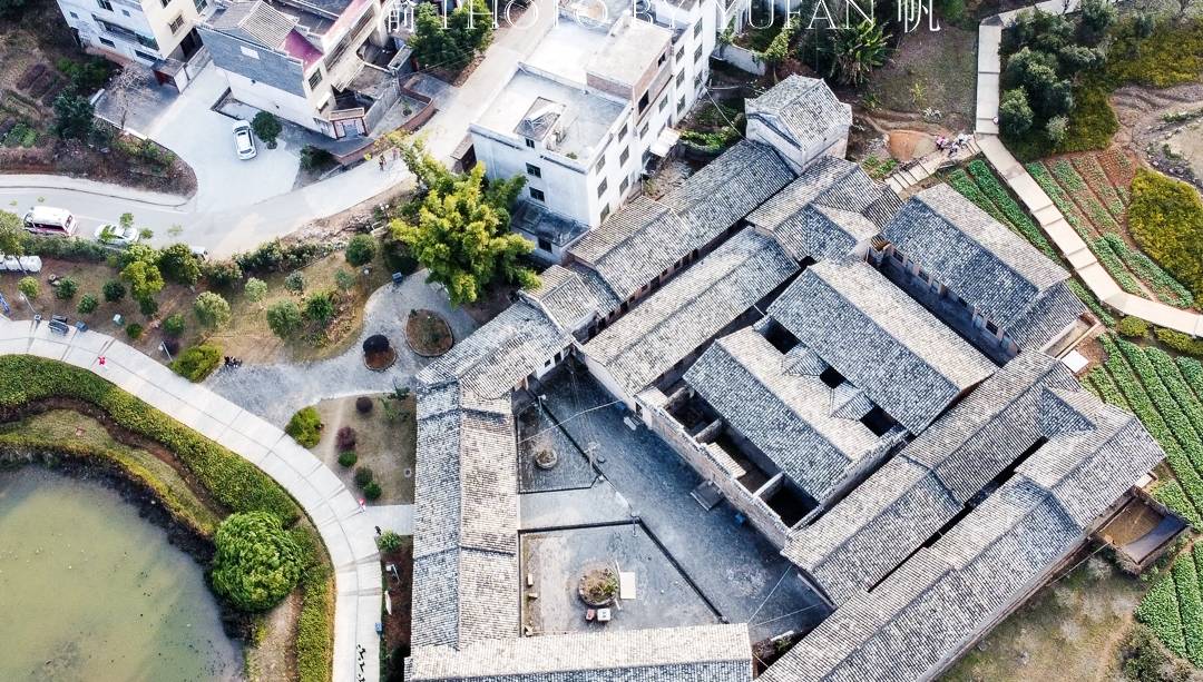 原创 龙南田野里的心形围屋,没关西围大,没西昌围老,至今仍有人居住2