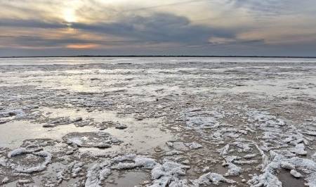 原创 寒潮来袭黄河永济段大面积流凌，场面十分壮观，小朋友用脚试冰1