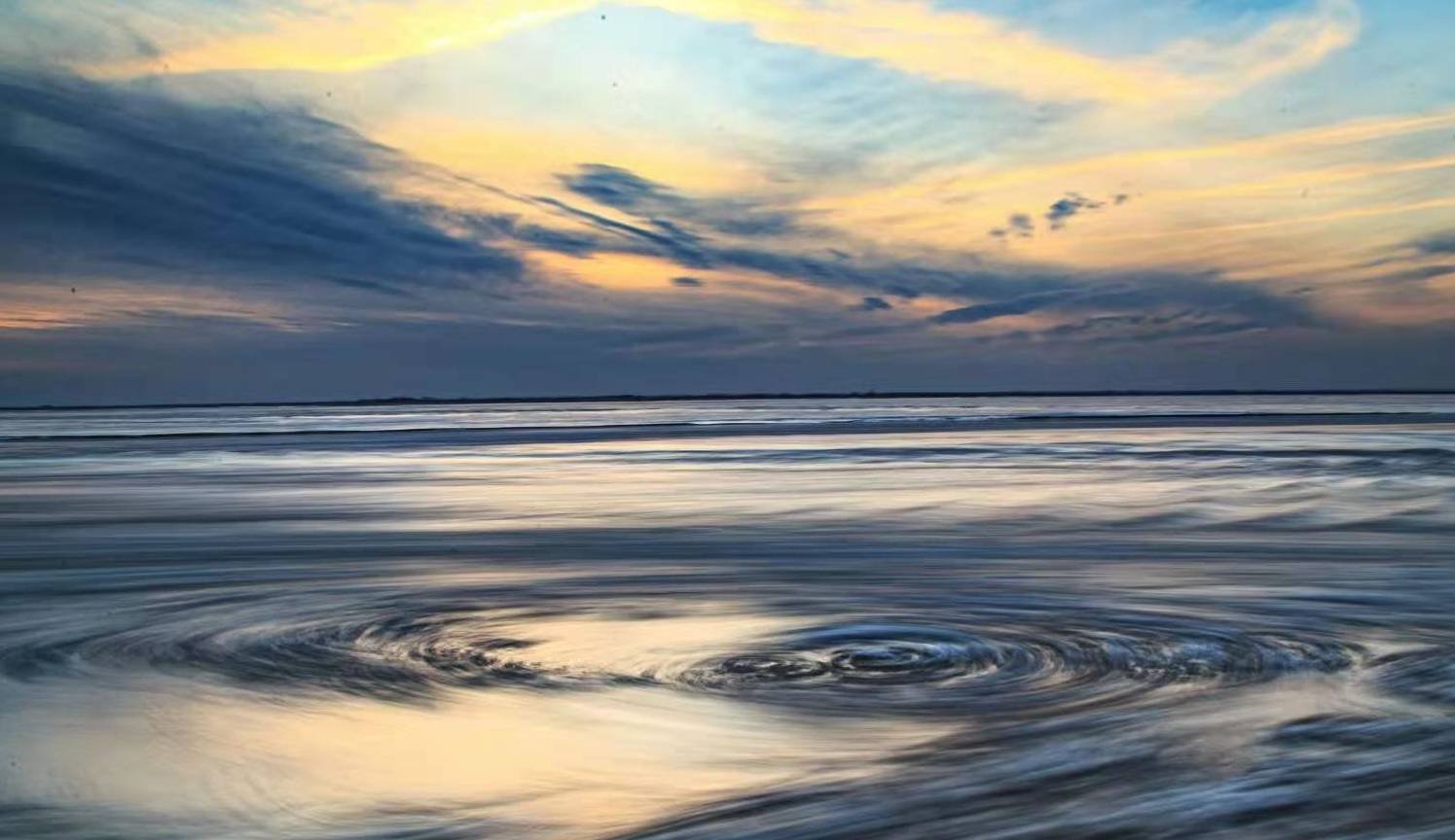 原创 寒潮来袭黄河永济段大面积流凌，场面十分壮观，小朋友用脚试冰9