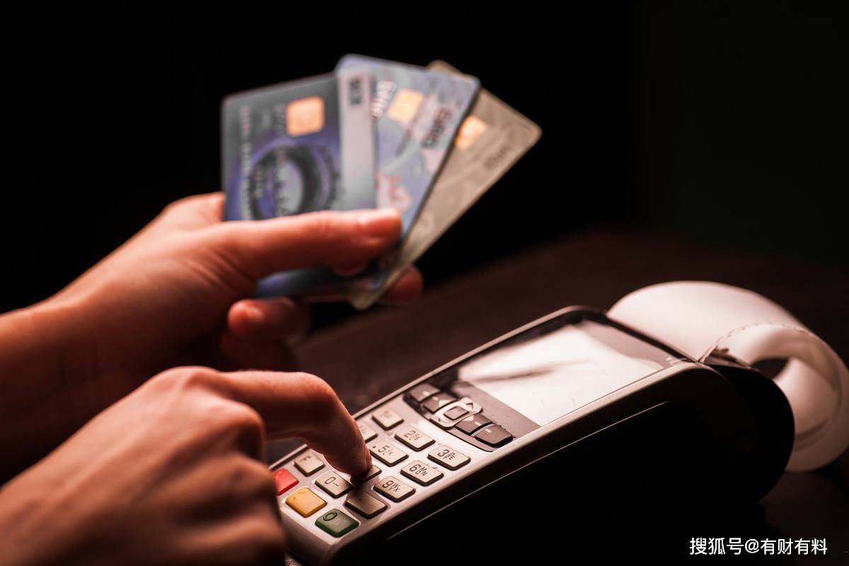 原创 连夜被盗刷21万元,女子立即做了哪些“事情”,银行被迫“买单”3