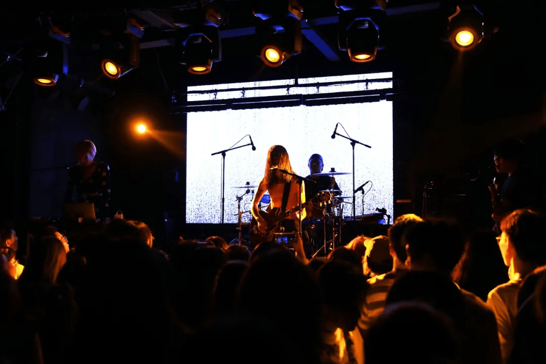 从小酒馆到喝酒蹦迪式听音乐，年轻人找寻新娱乐场景1