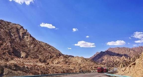 原创 位于新疆的这个峡谷，颜色如火，可媲美美国羚羊谷4