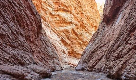 原创 位于新疆的这个峡谷，颜色如火，可媲美美国羚羊谷30