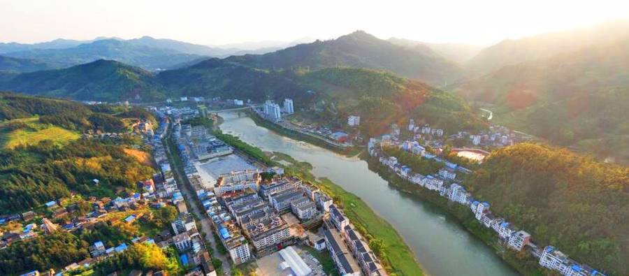 原创 贵州黔东南州最南的县,拥有高铁站,却距离县城约30公里4