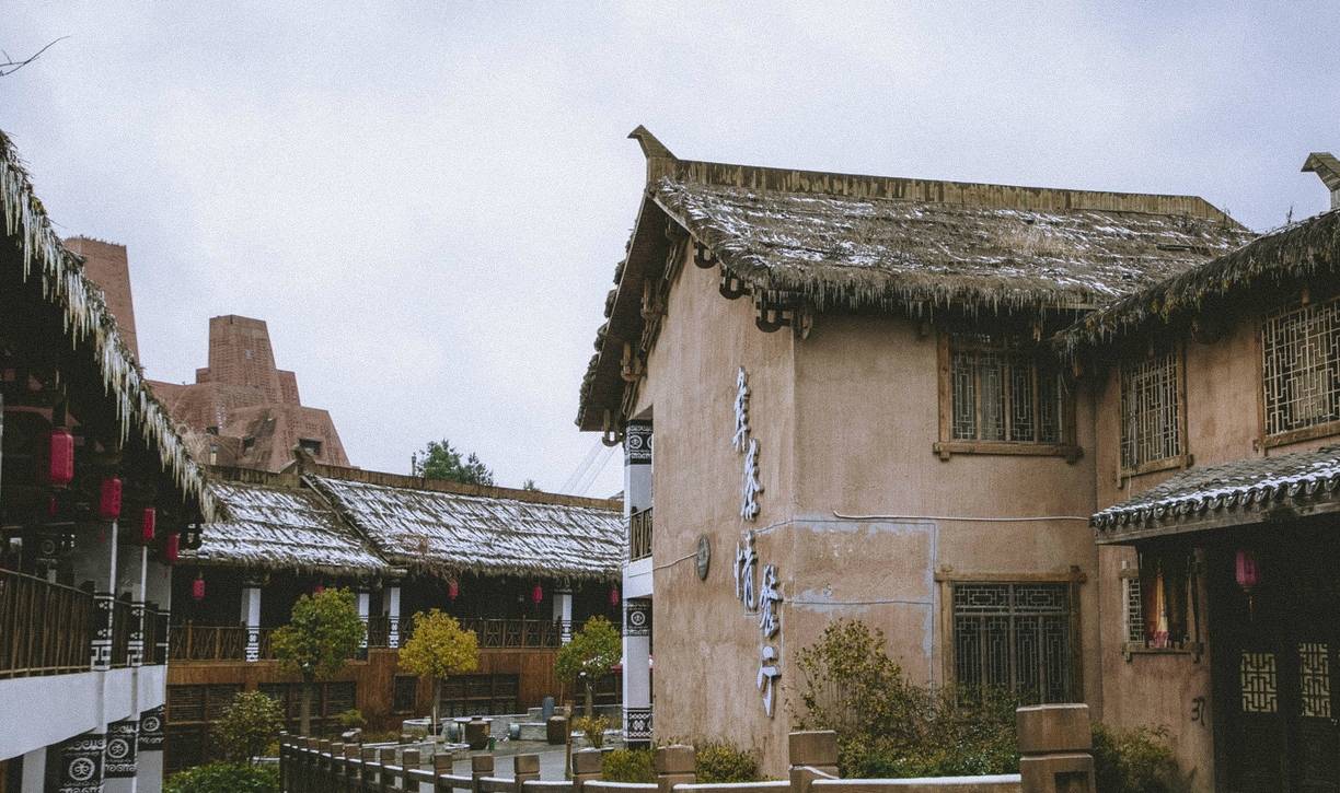 贵州的山区里隐藏着民族特色建筑群,彝族风情海坪文化小镇2
