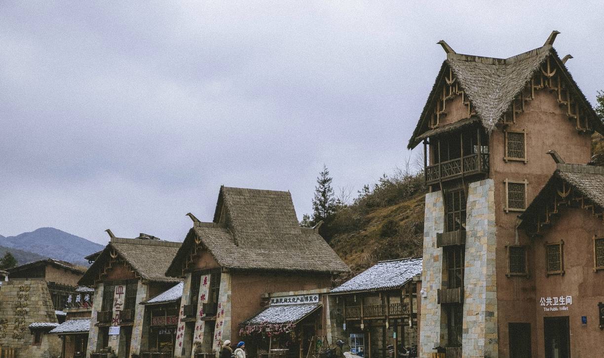 贵州的山区里隐藏着民族特色建筑群,彝族风情海坪文化小镇5