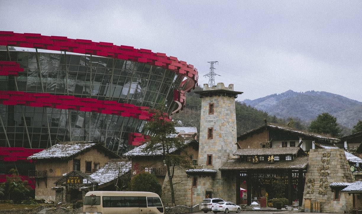 贵州的山区里隐藏着民族特色建筑群,彝族风情海坪文化小镇6