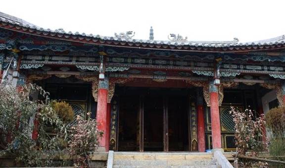 原创 海拔3000米的公园里,有国内最大转经筒,60吨纯铜镀金打造3