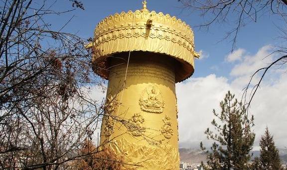 原创 海拔3000米的公园里,有国内最大转经筒,60吨纯铜镀金打造4