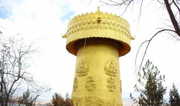 原创 海拔3000米的公园里,有国内最大转经筒,60吨纯铜镀金打造5