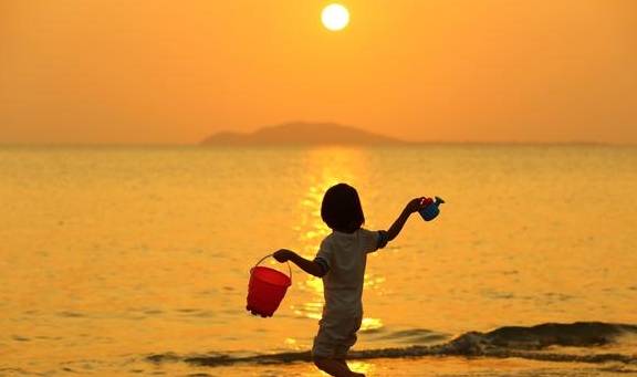 原创 春节打卡三亚，孩童海边玩坏夕阳，老玩童归来还是少年3
