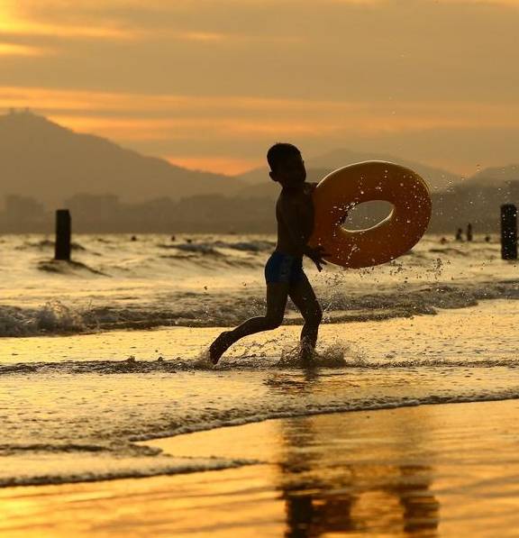 原创 春节打卡三亚，孩童海边玩坏夕阳，老玩童归来还是少年4