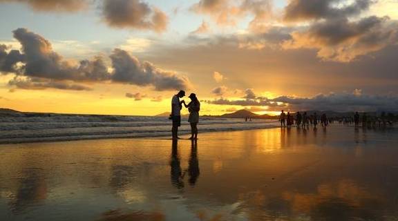 原创 春节打卡三亚，孩童海边玩坏夕阳，老玩童归来还是少年5