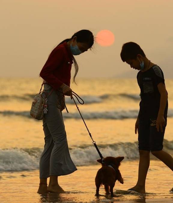 原创 春节打卡三亚，孩童海边玩坏夕阳，老玩童归来还是少年6
