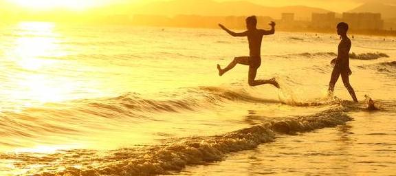 原创 春节打卡三亚，孩童海边玩坏夕阳，老玩童归来还是少年7