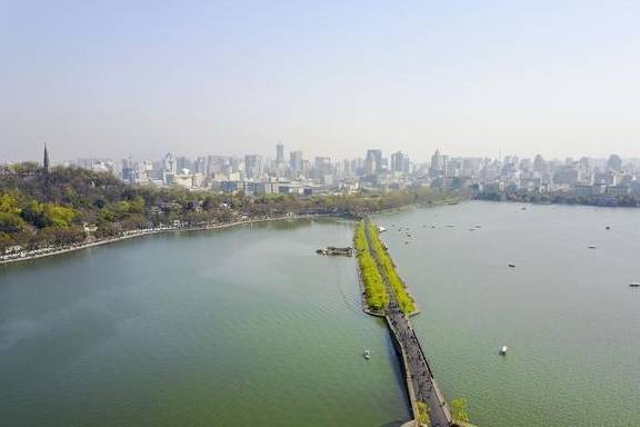 原创 航拍杭州西湖水天一色美极了,春节周边游就选西湖,还不用门票1