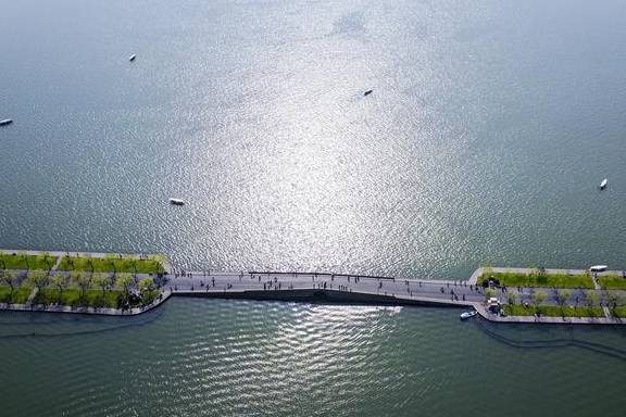 原创 航拍杭州西湖水天一色美极了,春节周边游就选西湖,还不用门票2