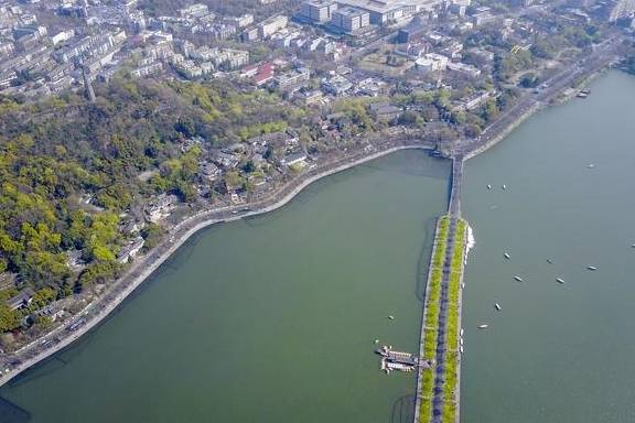 原创 航拍杭州西湖水天一色美极了,春节周边游就选西湖,还不用门票6
