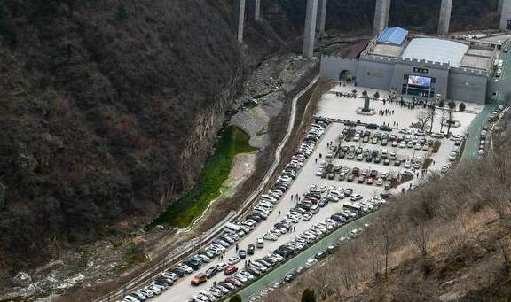 原创 山西太行山中一景区冬日游客爆满,山间停车场密密麻麻停满车1