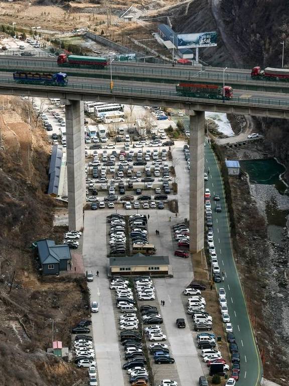 原创 山西太行山中一景区冬日游客爆满,山间停车场密密麻麻停满车2