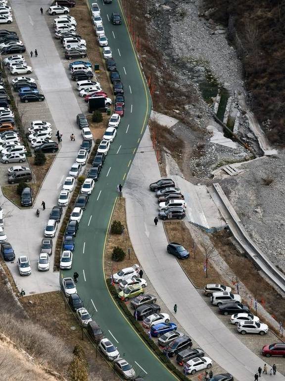 原创 山西太行山中一景区冬日游客爆满,山间停车场密密麻麻停满车3