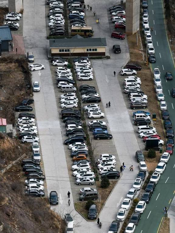 原创 山西太行山中一景区冬日游客爆满,山间停车场密密麻麻停满车4