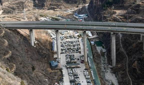 原创 山西太行山中一景区冬日游客爆满,山间停车场密密麻麻停满车5