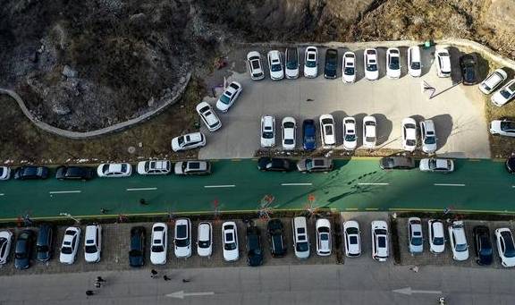 原创 山西太行山中一景区冬日游客爆满,山间停车场密密麻麻停满车11