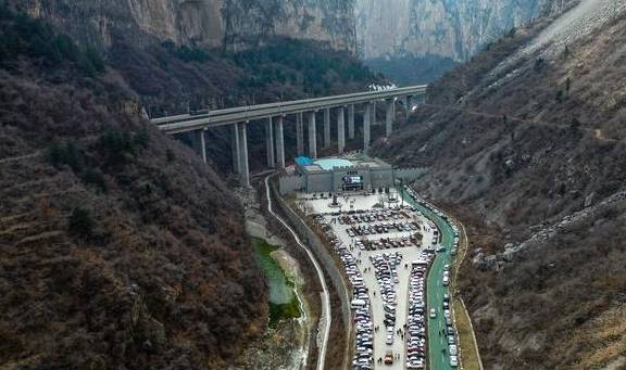 原创 山西太行山中一景区冬日游客爆满,山间停车场密密麻麻停满车8