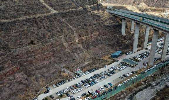 原创 山西太行山中一景区冬日游客爆满,山间停车场密密麻麻停满车9