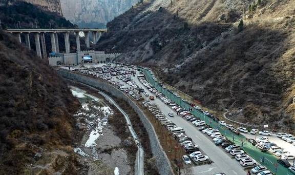 原创 山西太行山中一景区冬日游客爆满,山间停车场密密麻麻停满车10