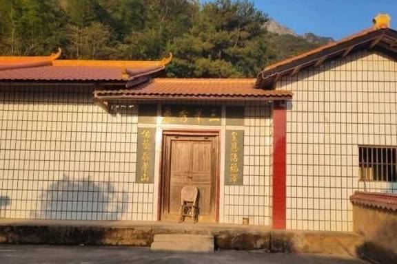 原创 梅州蕉岭县皇佑庵,步伐蹒跚的老人每天上山来看庙,图什么?2