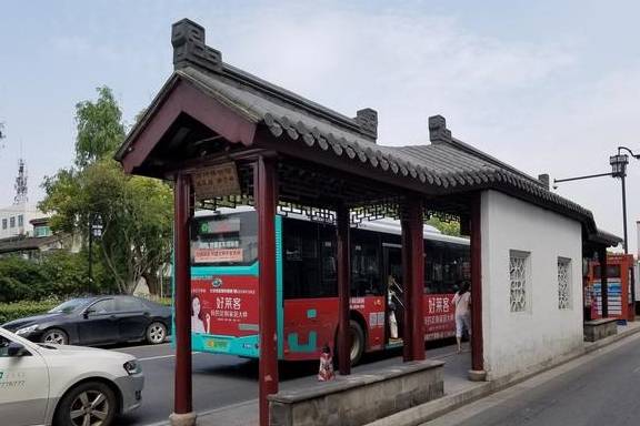 原创 苏州的公交站太好看了,个个像江南园林,外地人羡慕不已5
