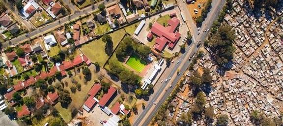 原创 仅一墙之隔的巴西贫民窟,富裕与饥困平行,这大概就是人性社会吧4