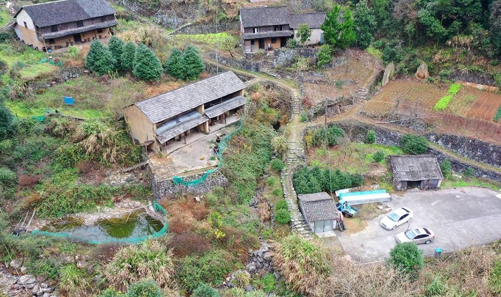 原创 山穷水尽有人家,山庄别墅已荒废,野果酿美酒8