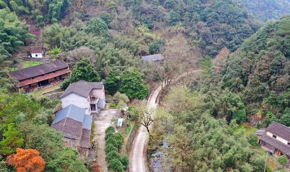 原创 山穷水尽有人家,山庄别墅已荒废,野果酿美酒18