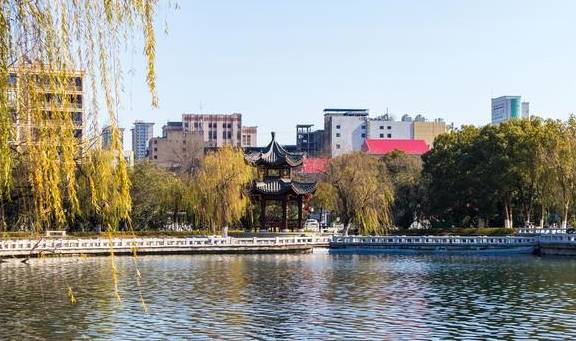 原创 曾经是清代贡院,如今是南昌人都爱来的公园,最出名的景是百花洲1