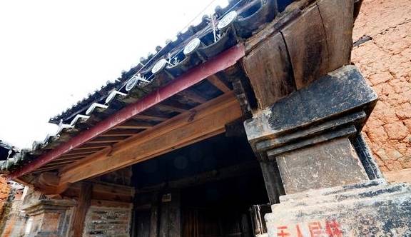 原创 云南大山深处古村落,因种茶富甲一方,而今只剩下摇摇欲坠被遗忘7