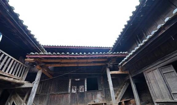 原创 云南大山深处古村落,因种茶富甲一方,而今只剩下摇摇欲坠被遗忘9