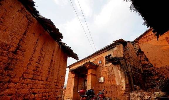 原创 云南大山深处古村落,因种茶富甲一方,而今只剩下摇摇欲坠被遗忘16