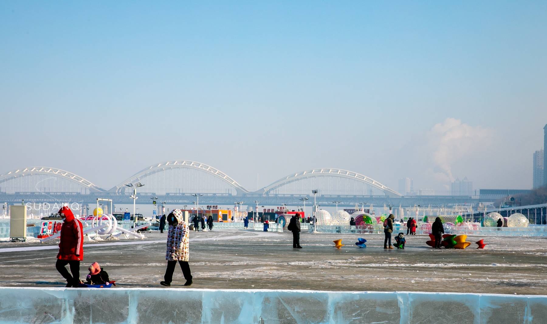 原创 冬天的江上能开车,我不信!东北人:不仅能开车还能“开坦克”2